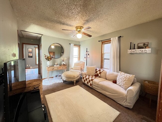 Building Photo - Upper Level 2 Bedroom Apartment - AVAILABLE JUNE