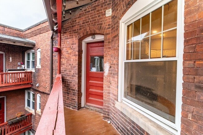 Building Photo - 12 Pond St