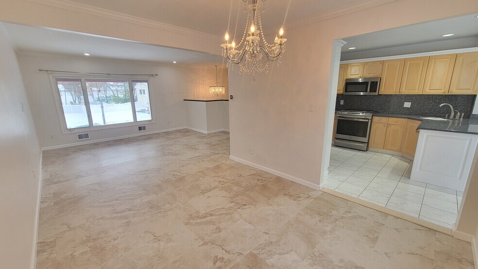 Building Photo - 15 Windsor Rd