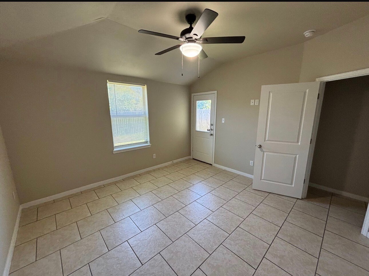 Building Photo - 4304 Ivory Ln