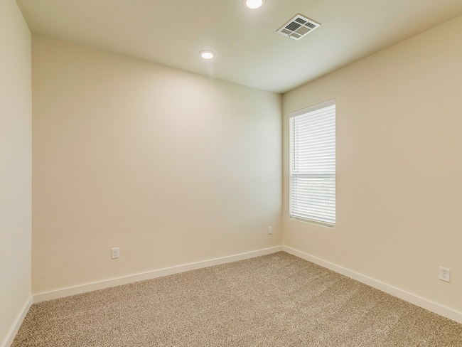 Building Photo - Captivating 3-Bed, 2-Bath Home in Charming...