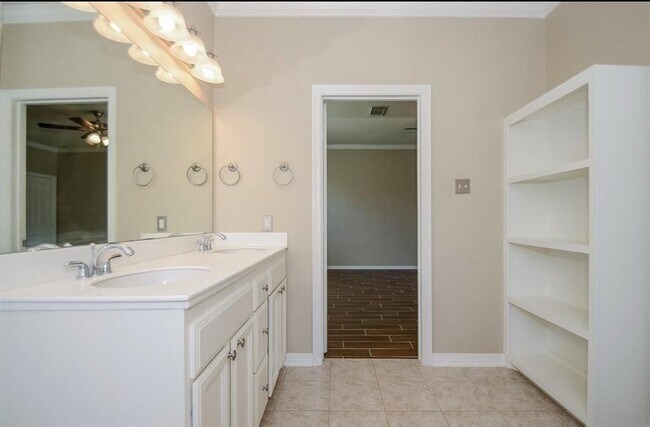 Building Photo - 210 Riverway Bluff Ln