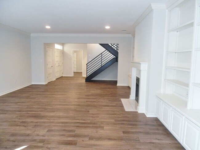 Building Photo - Wonderfully Remodeled Duplex Near River Cr...