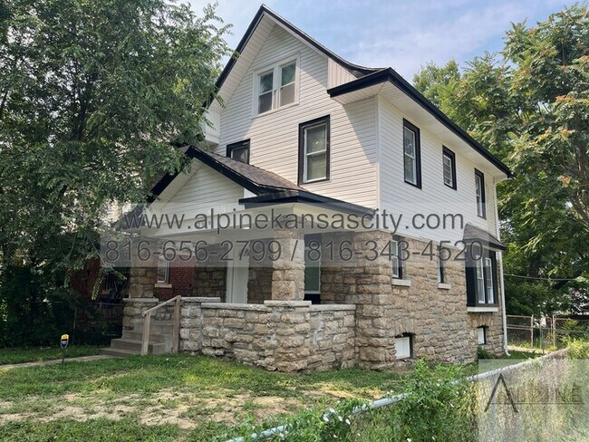 Building Photo - HUGE 3 Story Remodel!