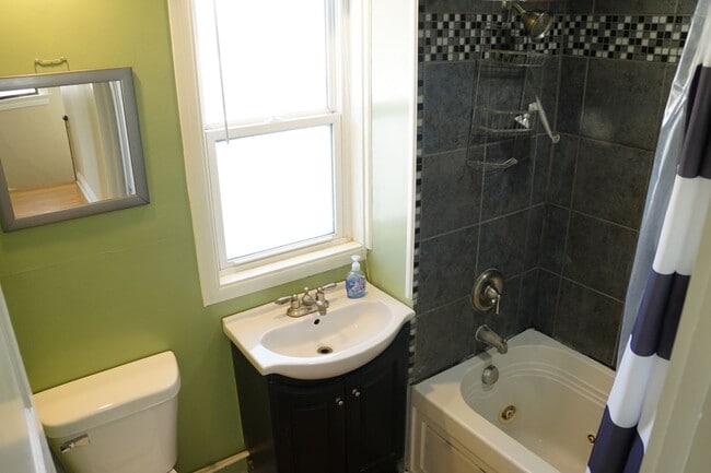 Building Photo - AVAILABLE JUNE - 3 BED 1 BATH