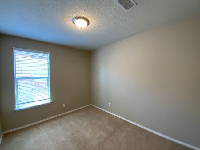 Building Photo - 3 Bedroom Single Story Home in Loma Colora...