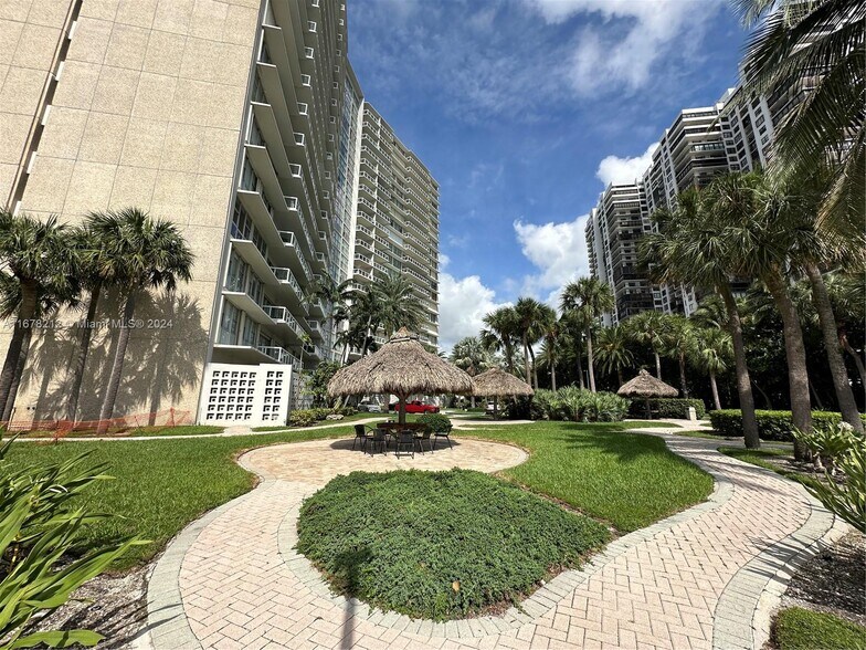 Building Photo - 2451 Brickell Ave