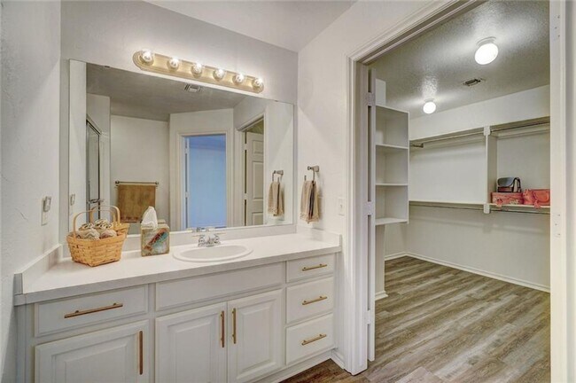 Building Photo - Absolutely Adorable, 2 bed, 2 bath, 2 car ...