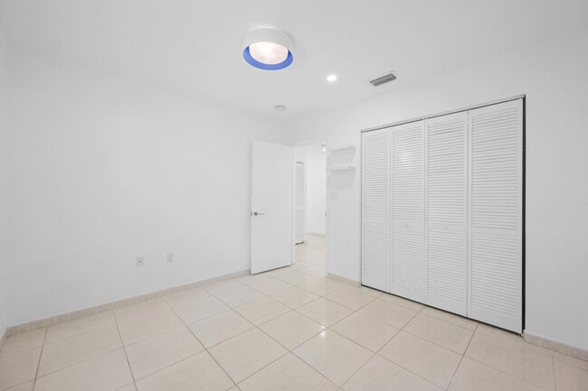 Building Photo - 9515 SW 118th Ct