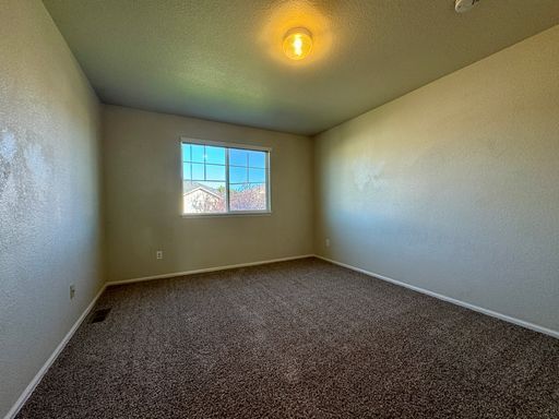 Building Photo - 3 Bedroom Home With Plenty of Space! Avail...