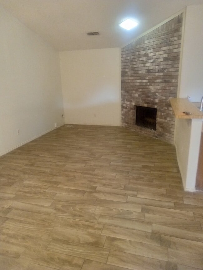 Building Photo - 6836 S Creek Dr