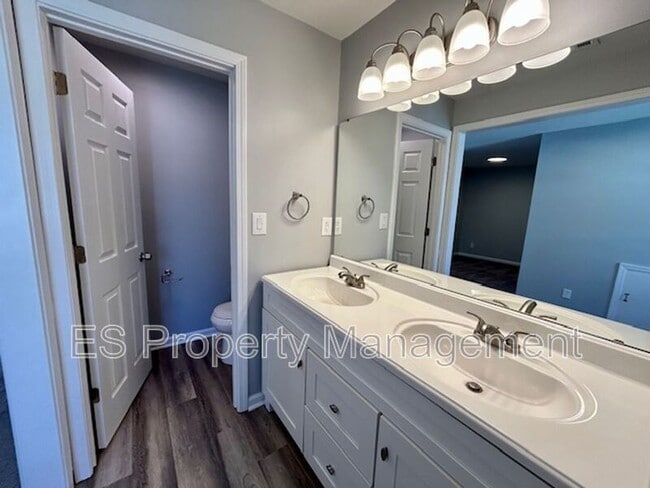 Building Photo - 838 N Temple Ave