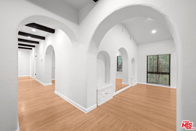 Building Photo - 260 S La Peer Dr