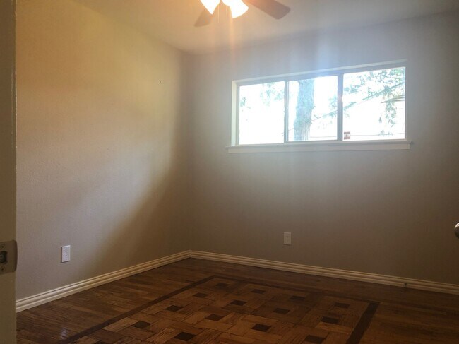 Building Photo - 4 Bedroom / 2 Bath / 2 Car Garage