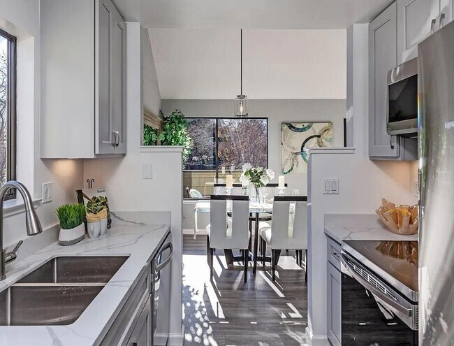 Building Photo - 1157 Shoreline Dr