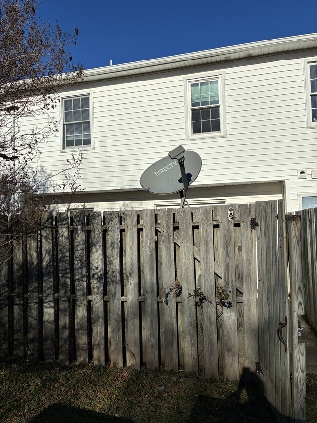 Building Photo - 3820 Sterling Pointe Dr