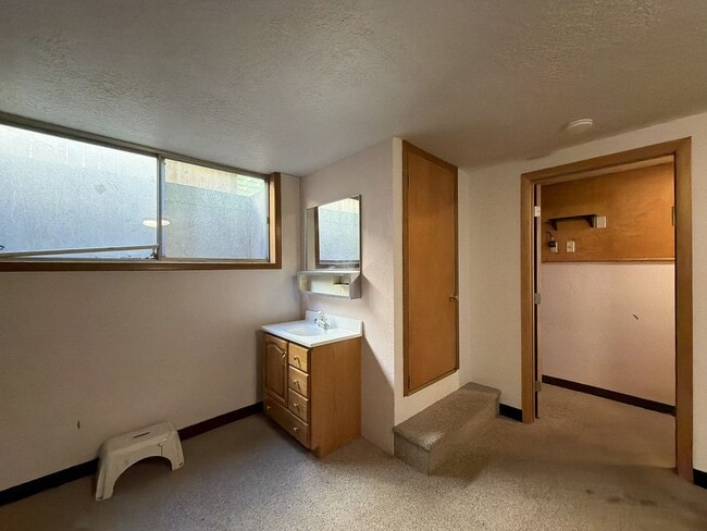 Building Photo - 5220 SE 33rd Pl