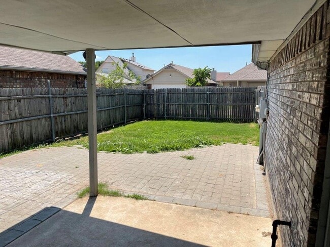 Building Photo - Rare 4 bedroom 2 bath in Moore Schools. 2 ...