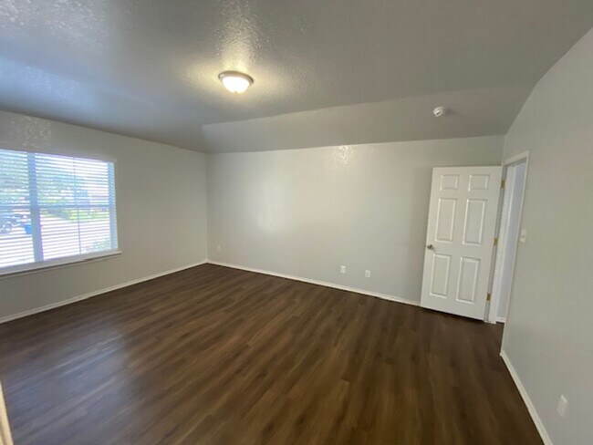 Building Photo - Spacious 3BR/2.5BA Home in San Antonio