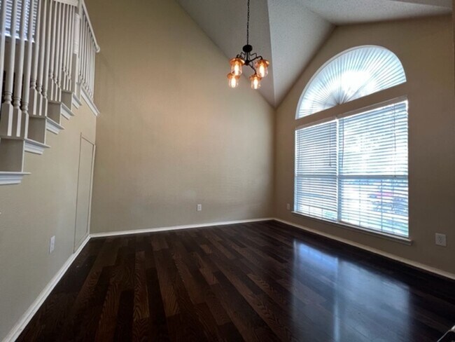 Building Photo - 4 bedroom, 2.5 bath home for lease!