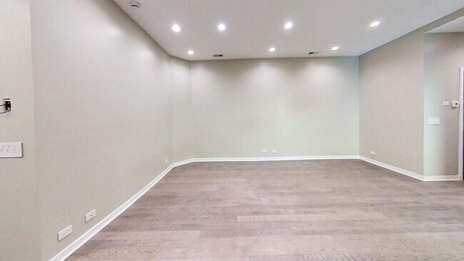 Building Photo - Just Rehabbed Top Floor River North One Be...