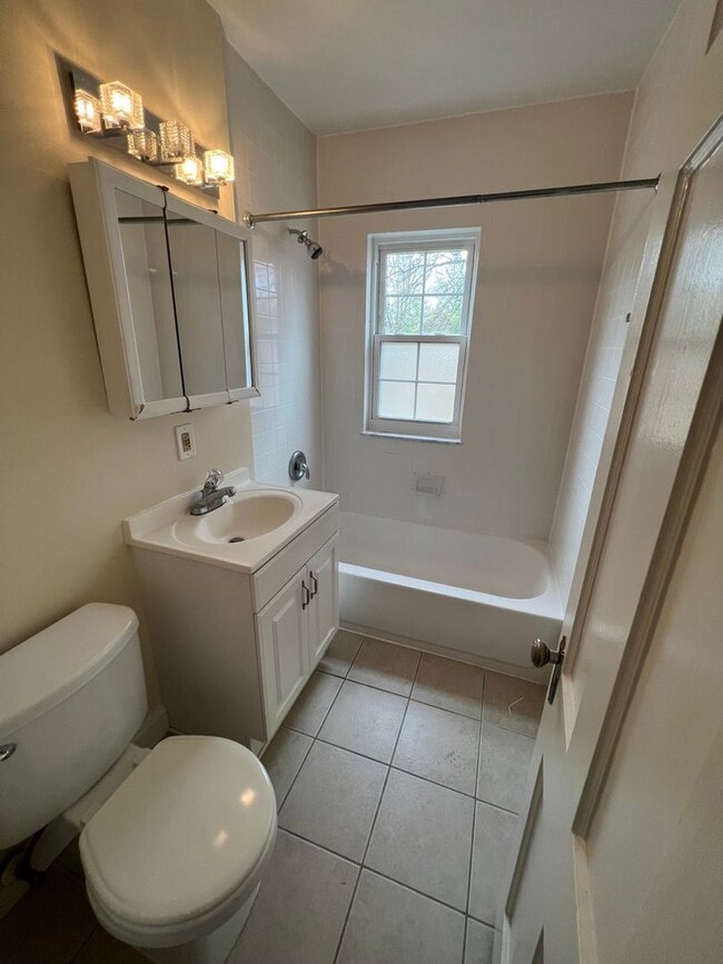Building Photo - Large 2 bedroom, 1 bathroom condo, just mi...