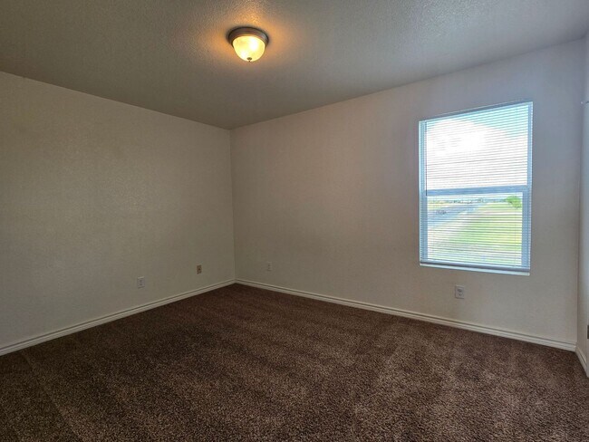 Building Photo - RENT REDUCTION & SPECIAL - AVAILABLE NOW!