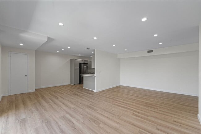Building Photo - 17424 Burbank Blvd