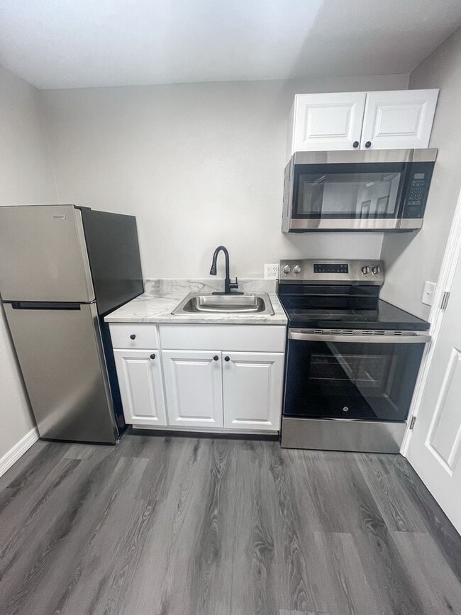 Building Photo - MOVE IN SPECIAL !! COZY 1/1  CONVENIENTLY LOCATED CLOSE TO DOWNTOWN ST. PETERSBURG