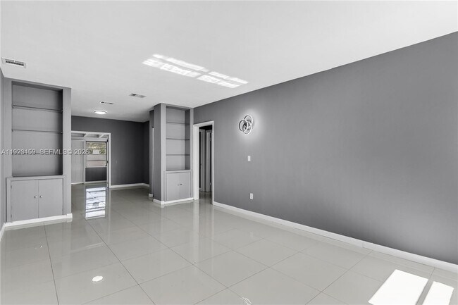 Building Photo - 2221 SW 13th St