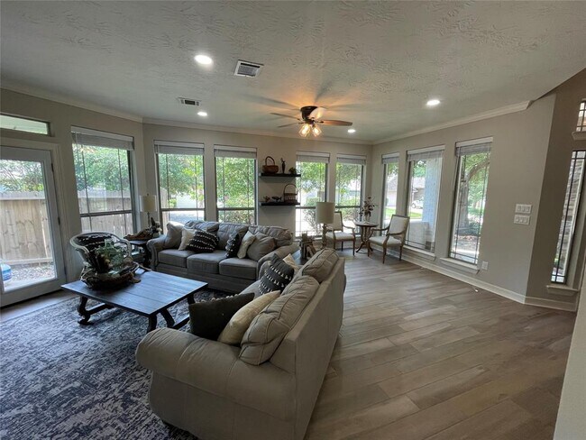 Building Photo - 3802 Springcrest Ln