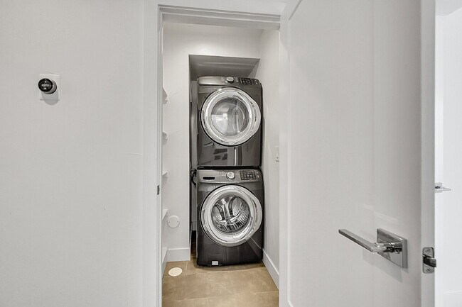 Building Photo - $3,495 = 2 Bed, 2 Bath Townhome in Denver ...