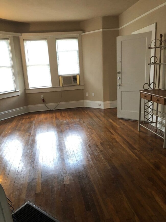 Building Photo - University Gardens 1BR/1BA unit in Triplex