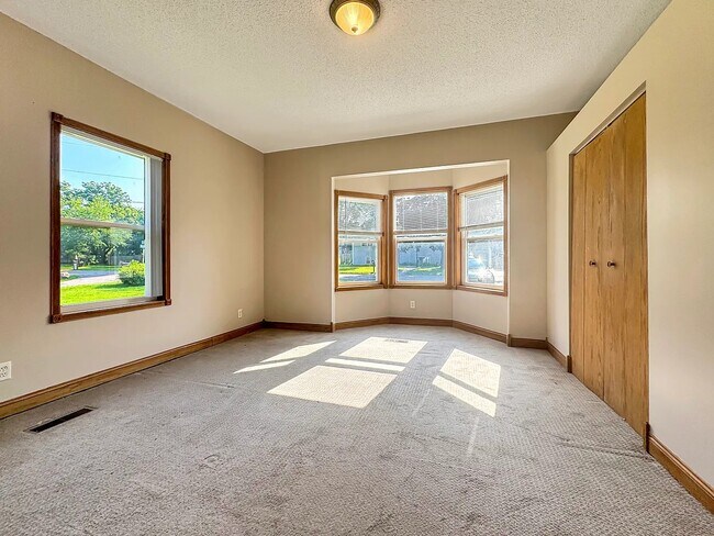 Building Photo - 465 3rd Ave