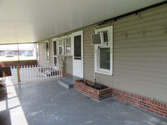Building Photo - 708 S Hwy 22 A