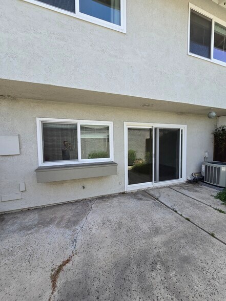 Building Photo - 10 Goldenbush