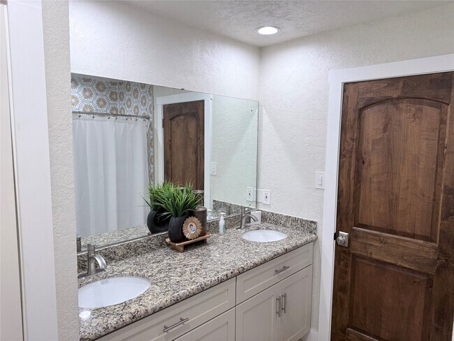 Building Photo - 4012 Chile Dr