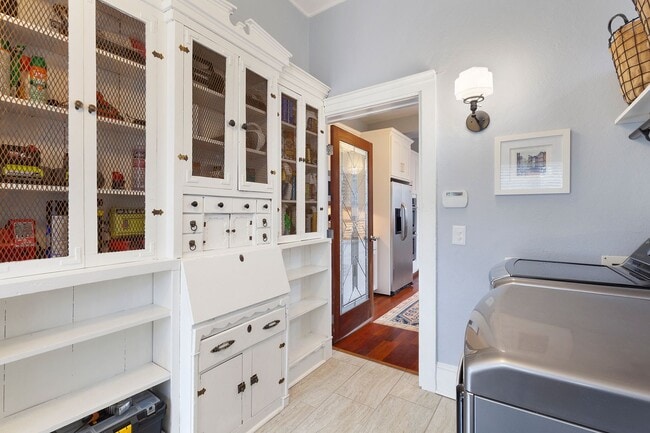 Building Photo - Timeless 3/2 in the Heart of Midtown by Piedmont Park!