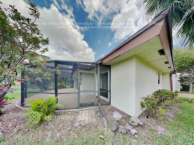 Building Photo - 8041 Buttonwood Cir