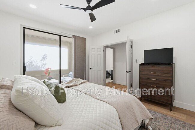 Building Photo - 9708-9708 E Vía Linda