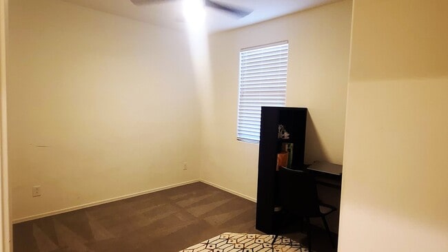 Building Photo - Like new 4-bedroom with Teen suite & Commu...