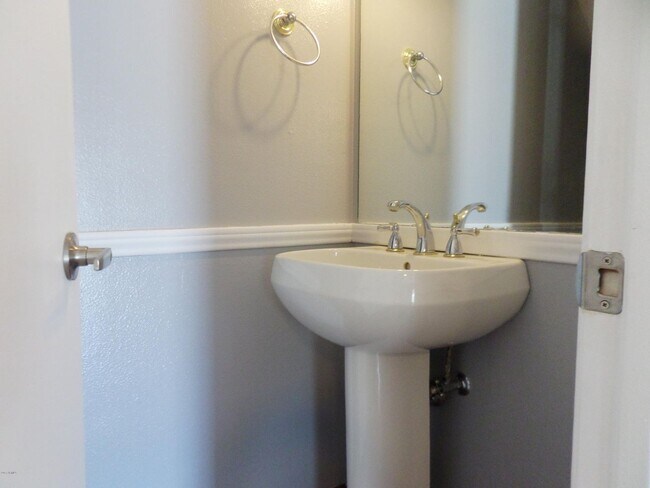 Building Photo - 2 BDRM TWNHSE AT POINTE TAPATIO