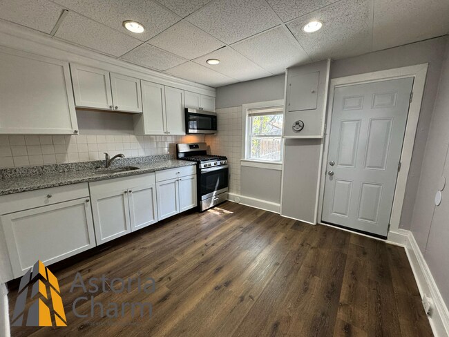 Building Photo - 1BD/1BA + Den Townhouse For Rent!