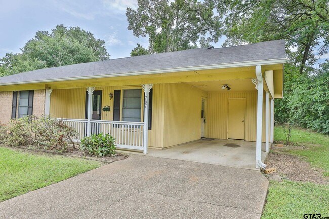 Building Photo - 1707 Sampson Dr