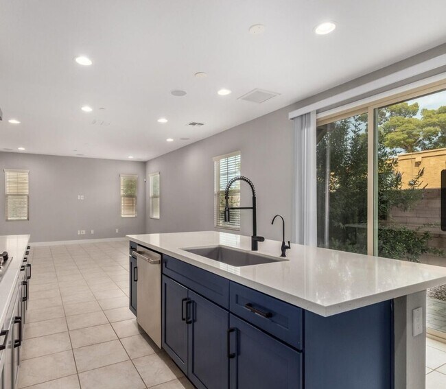 Building Photo - 1099 N 70th Way