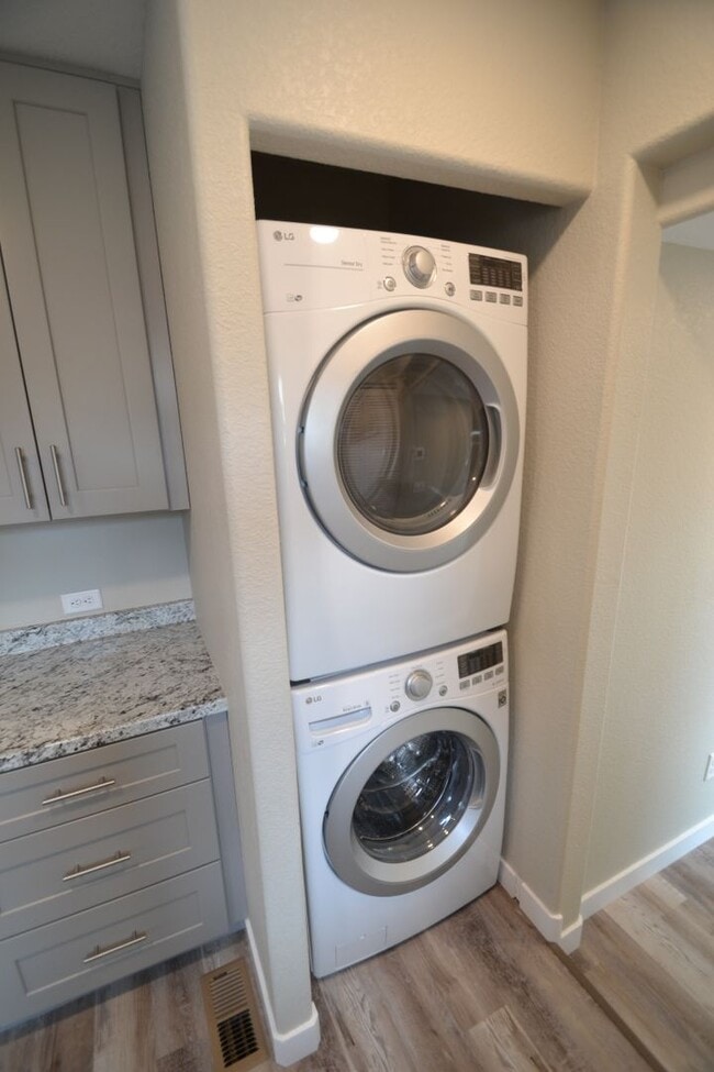 Building Photo - Beautiful 3 Bed 2 Bath with AC!