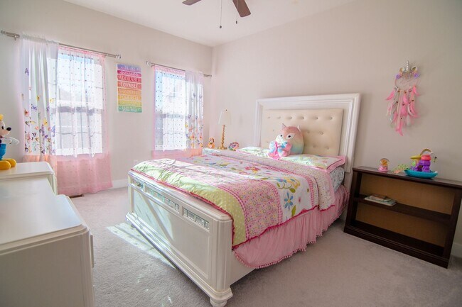 Building Photo - Luxury 3B/3.5B Townhome with Finished Base...