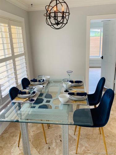 Building Photo - 901 NE 25th Ave