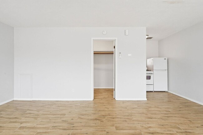 Building Photo - 1307-1311 E. 9th St. ( 1307A, 1307B, 1307C, 1309, 1311 )