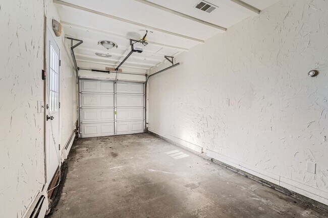 Building Photo - Modern Elegance in West Arvada - Your Drea...